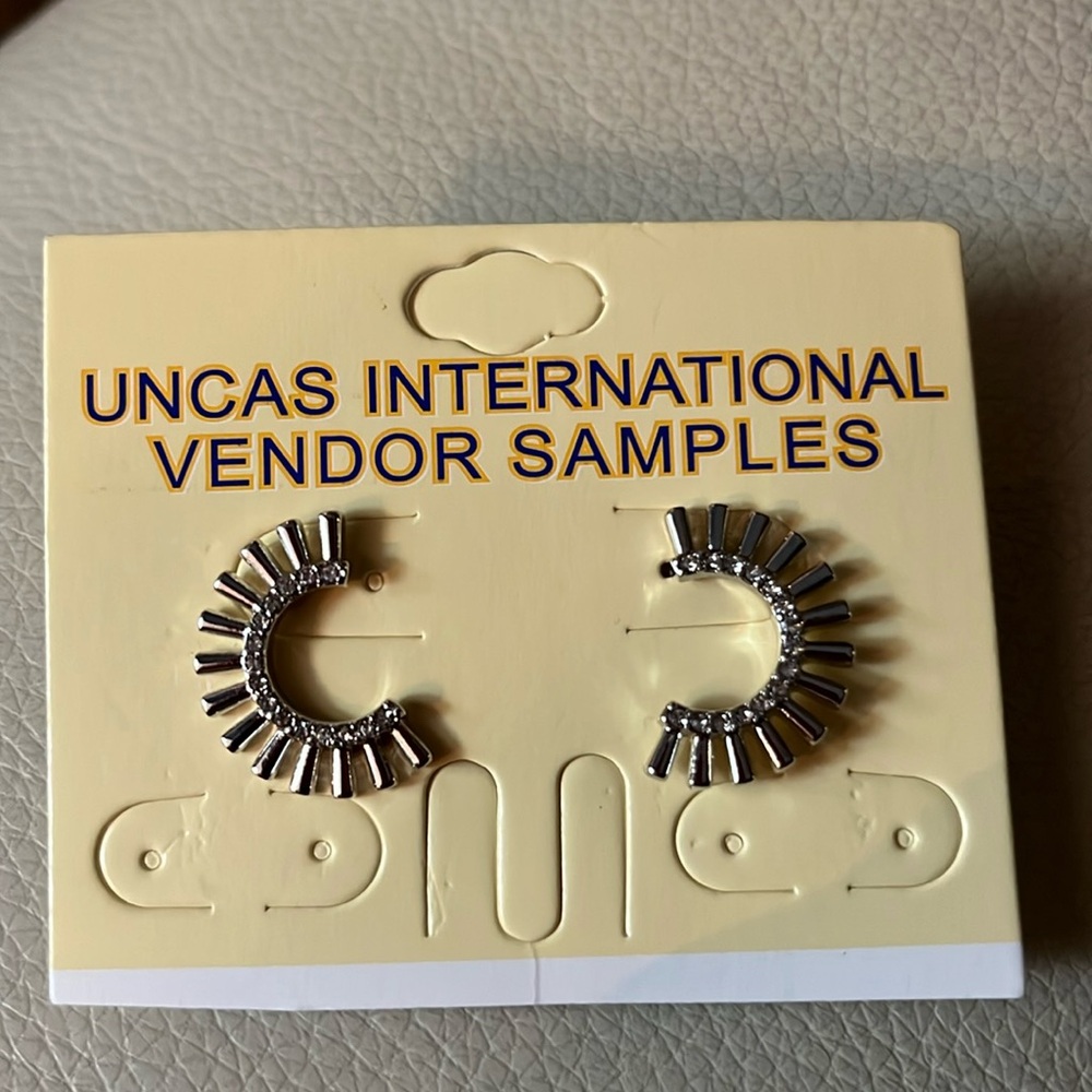 Silver tone with crystals! New. Nice size!